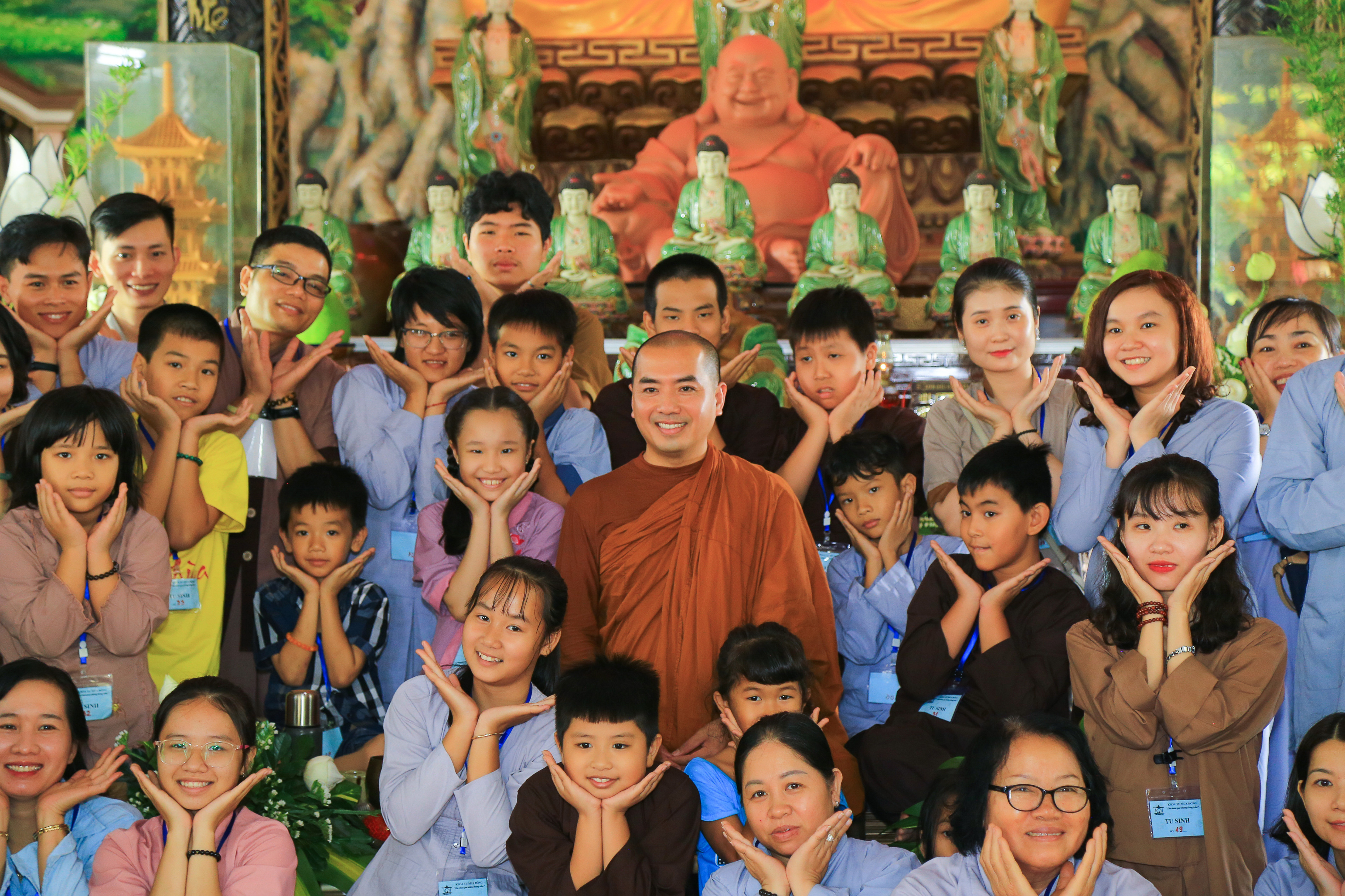 Sư Minh Niệm chữa l&agrave;nh